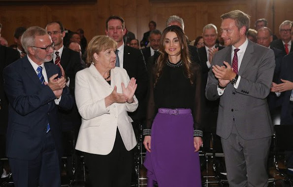 Queen Rania Al Abdullah of Jordan receives the Walter Rathenau Prize from German Chancellor Angela Merkel 
