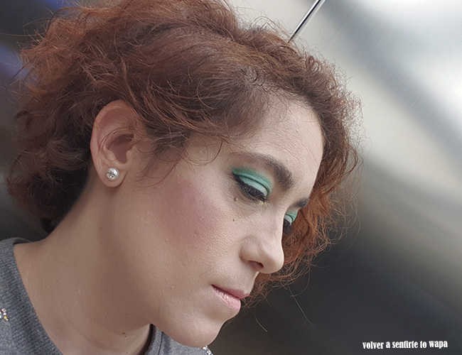Maquillaje en tonos verdes de acabado mate Maquillaje en tonos verdes de acabado mate