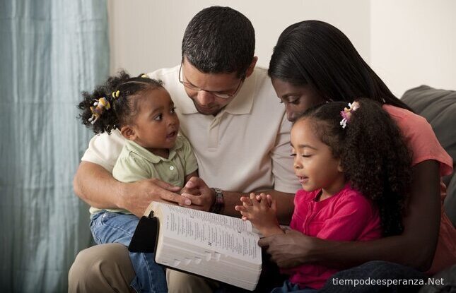 Familia leyendo la Biblia