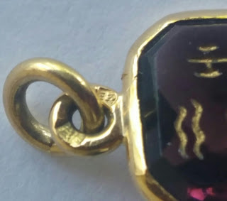 pendente de ouro com marcação de contrastaria contrastaria de portugal, banco de portugal, marca de ouro casa da moeda