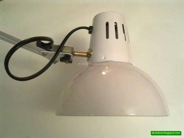 Настольная лампа с лампой накаливания мощностью 60 Вт