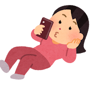 寝転がりながら携帯電話を使う人のイラスト（女性）