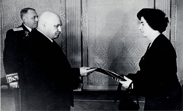 Голда Меерсон вручает свои верительные грамоты Власову, 1948г.