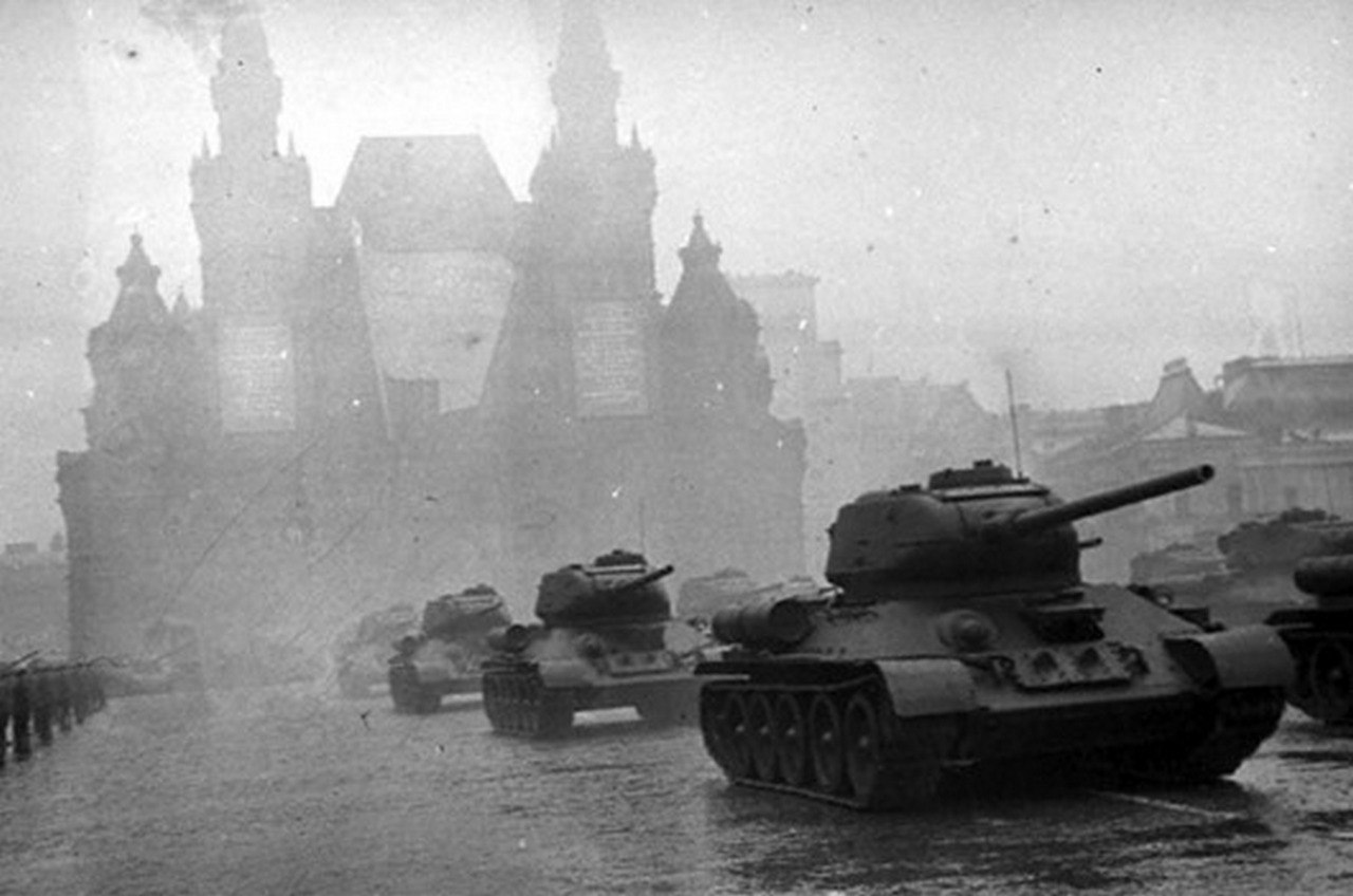 Танк т-34 на параде Победы 1945