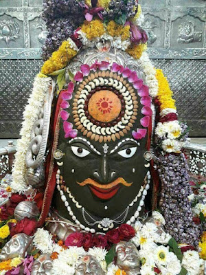 क्या आप जानते हैं कि एक ऐसी जगह भी है जहां महादेव की अस्थियों से आरती की जाती है।  इस विविध देश में भगवान भोले विभिन्न प्रकार से प्रसन्न होते हैं।  देश में स्थापित शिव के 12 ज्योतिर्लिंगों का अपना महत्व और इतिहास है।  ऐसा कहा जाता है कि भगवान शिव की 5 प्रकार की आरती की जाती है लेकिन सबसे महत्वपूर्ण आरती 'भस्म आरती' मानी जाती है।  जी हां, मध्य प्रदेश के महाकालेश्वर ज्योतिर्लिंग में भस्म आरती की जाती है और यह आज से नहीं बल्कि प्राचीन काल से की जा रही है.  तो आइए आज हम आपको बताते हैं इस शुभ अवसर पर भस्म आरती का रहस्य और उसे करने की विधि-