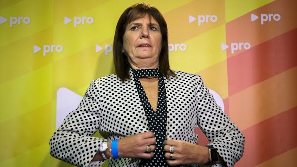 Patricia Bullrich insultó a una vecina que le preguntó por Santiago Maldonado: ''Andá a la puta que te parió'' Patricia Bullrich insultó a una vecina que le preguntó por Santiago Maldonado: ''Andá a la puta que te parió''