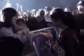Cium Tangan Fans Perempuan Saat Konser, Sikap Manis Solois IU Ini Kembali Jadi Sorotan 2 1