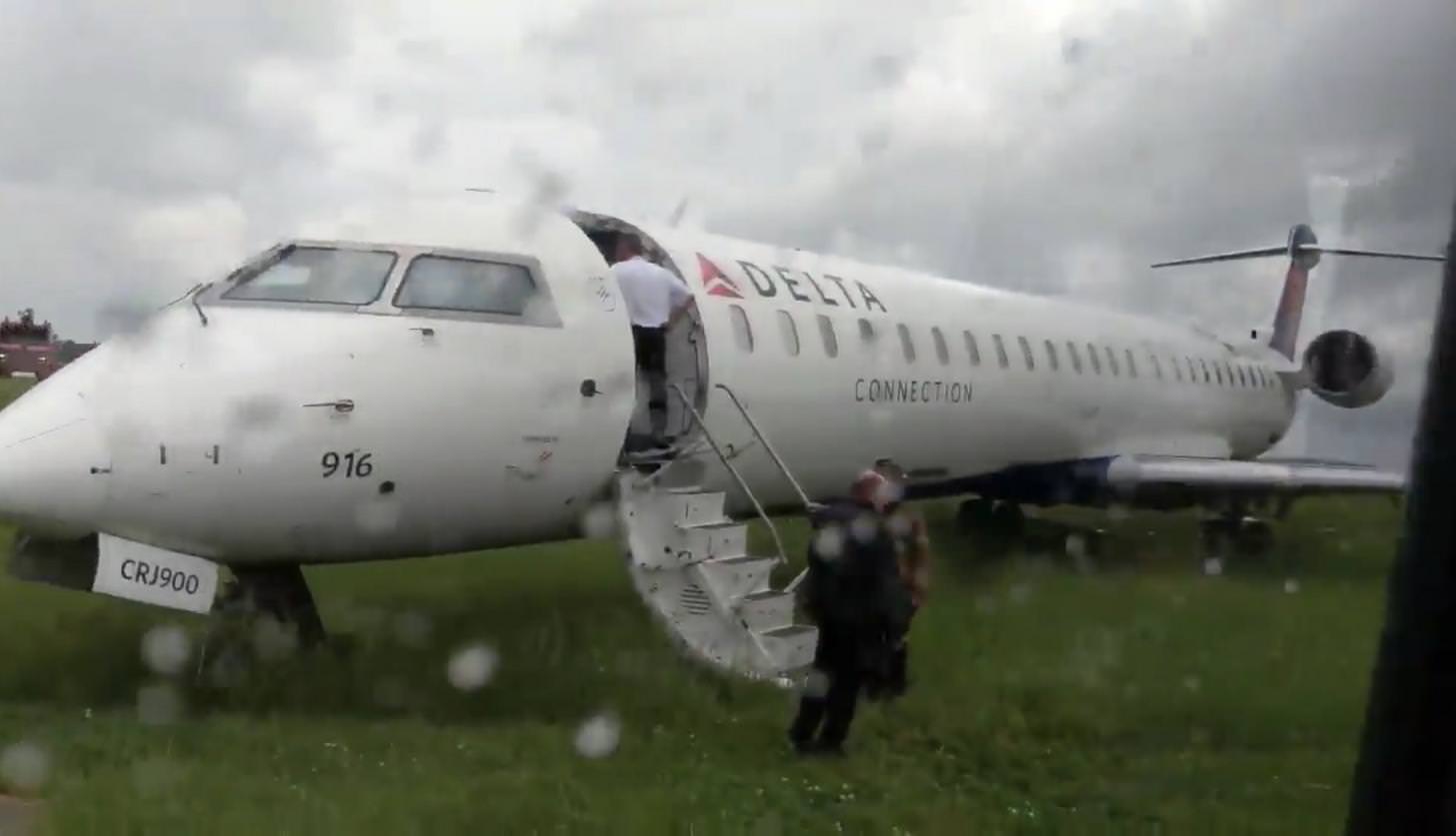 Tourism Observer: USA: Delta Air Lines Plane Skids Off Runway At Blue