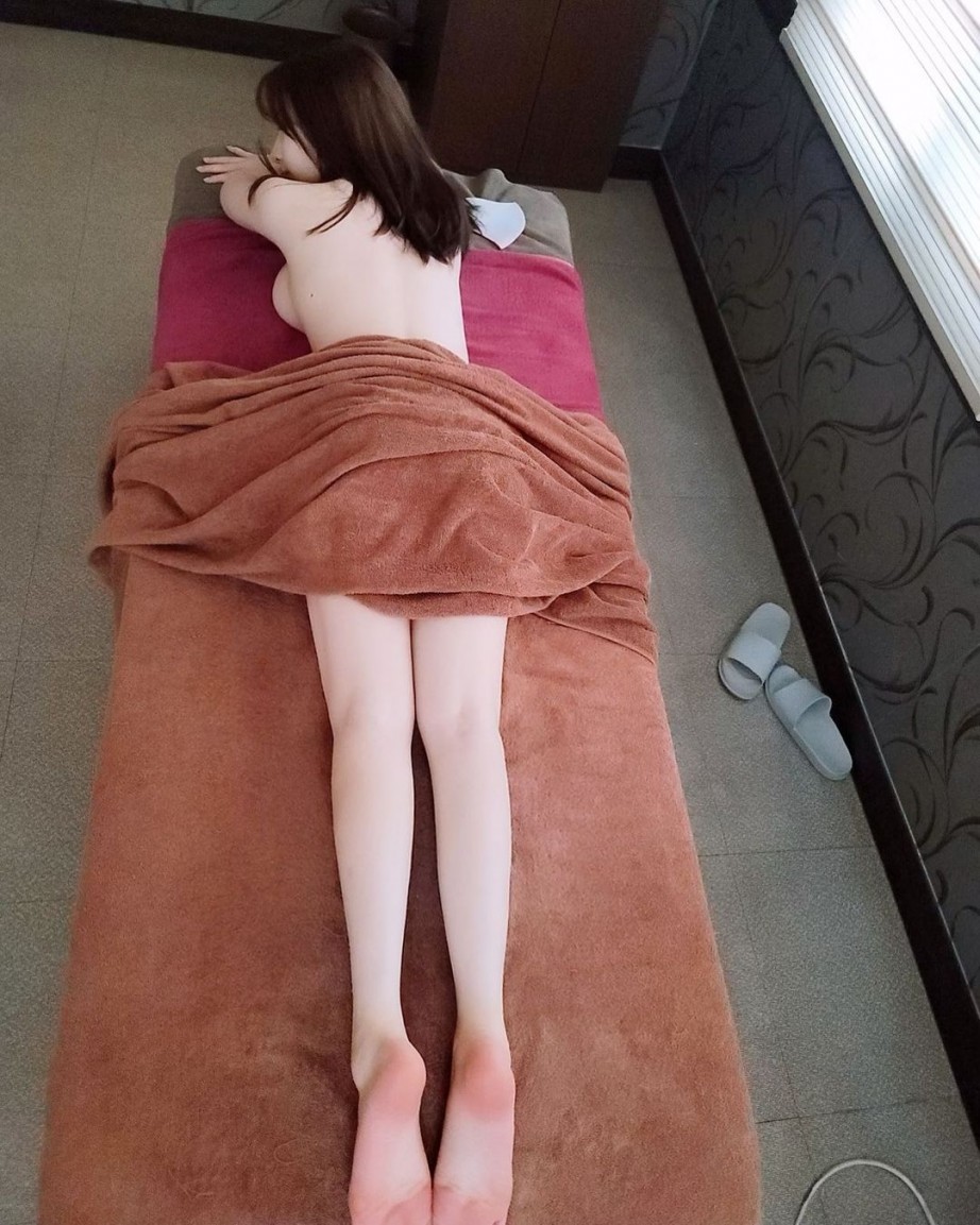 침대에 누워있는 김빛나라 - 꾸르