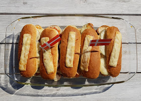 Rezept: Dänischer Hot Dog Auflauf. Auf Küstenkidsunterwegs zeige ich Euch, wie man Hotdogs in der Auflaufform samt Brötchen, Röstzwiebeln, dänischem Gurkensalat und den typischen Soßen zubereitet. Köstlich mit Käse überbacken aus dem Ofen!