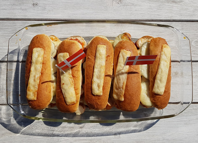 Rezept: Dänischer Hot Dog Auflauf. Auf Küstenkidsunterwegs zeige ich Euch, wie man Hotdogs in der Auflaufform samt Brötchen, Röstzwiebeln, dänischem Gurkensalat und den typischen Soßen zubereitet. Köstlich mit Käse überbacken aus dem Ofen!