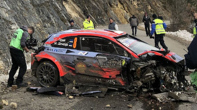 Campione del mondo a rally Otty Tanak e salvo miracolosamente a Monte Carlo dopo l'incidente a 12 chilometri all'ora