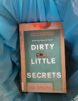 Dirty Little Secrets -kirja roskakorissa
