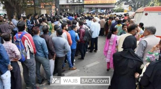 Sangat Mengenaskan, Pria Terkapar di Tengah Antrean Ini Malah di Biarkan Orang-orang Sangat Mengenaskan, Pria Terkapar di Tengah Antrean Ini Malah di Biarkan Orang-orang