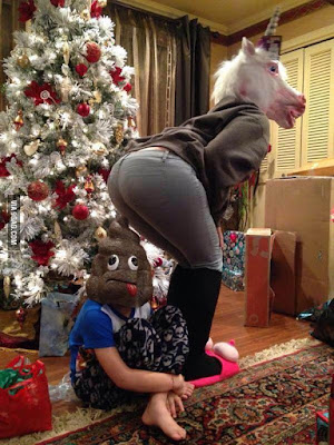 Lustiges Familienfoto zu Weihnachten mit Verkleidung Lustiges Familienfoto zu Weihnachten mit Verkleidung