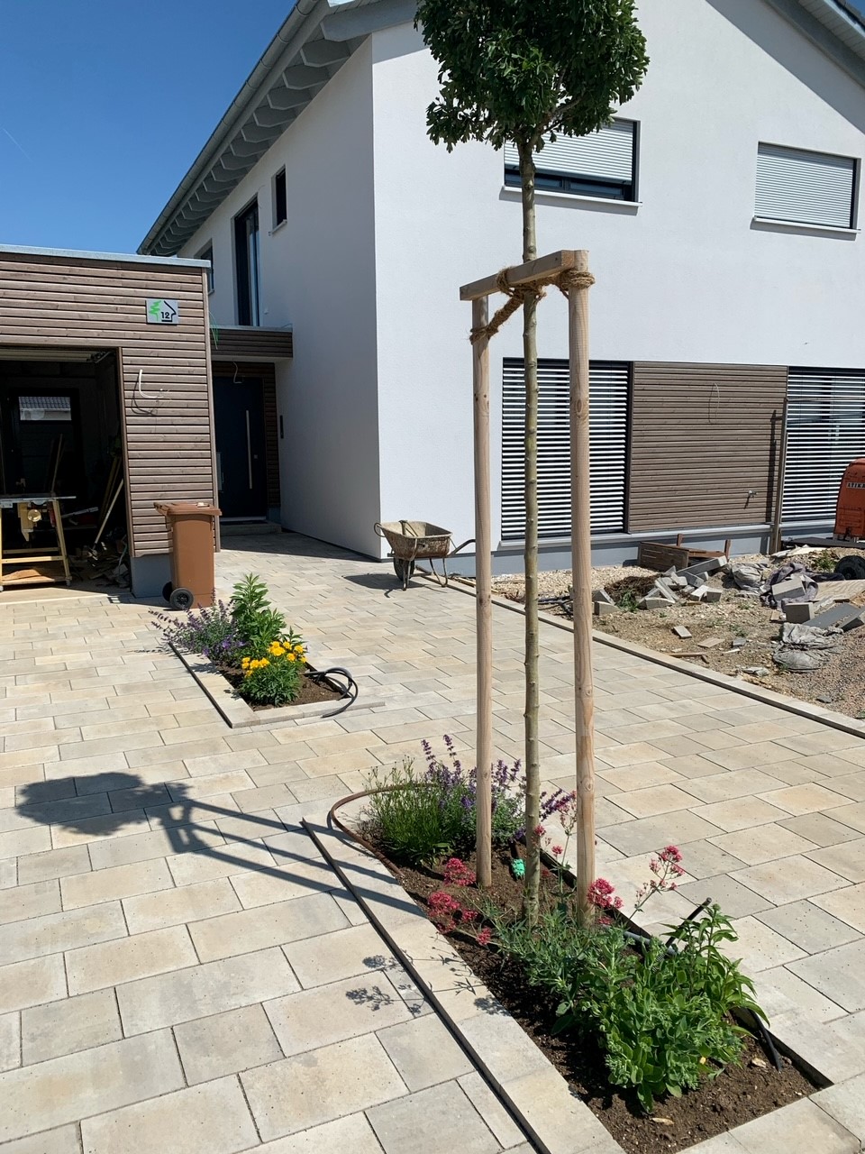 Naturnahe Bepflanzung unserer Hofeinfahrt unserholzhausblog