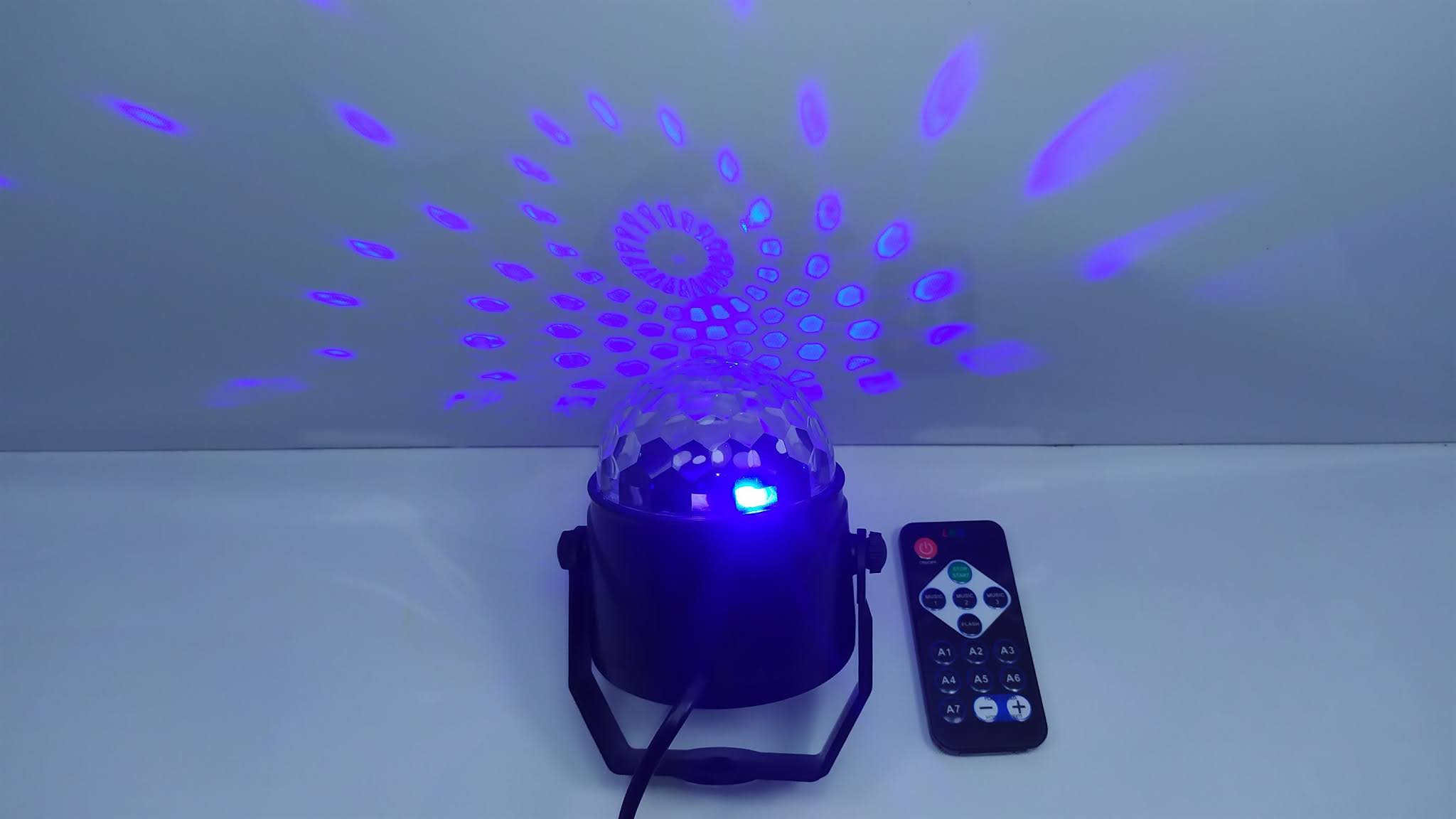 مصباح ليد ملون للحفلات كرة الديسكو المتألقة LED Disco Ball Party Light