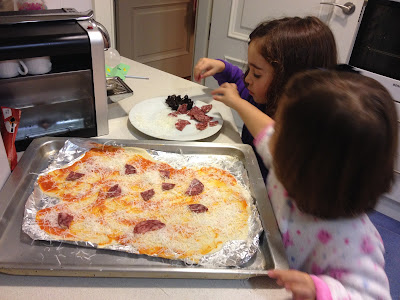 Cocinando pizza casera con las peques