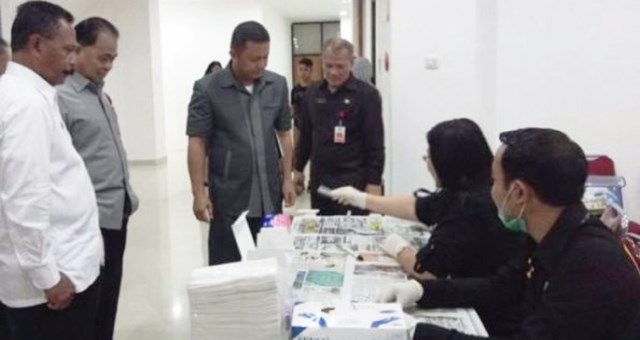 Julius Jems Tuuk (Anggota DPRD Sulut) dan Bartolomeus Mononutu (Sekwan DPRD Sulut) saat melakukan tes urine oleh BNNP Sulut