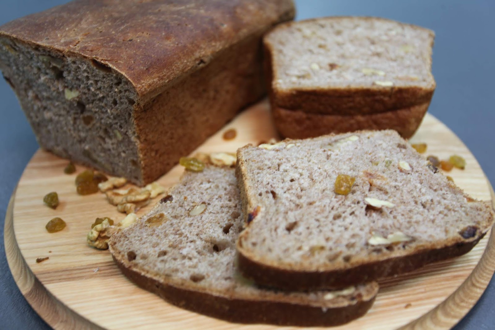 Классический рецепт ржаного хлеба. Хлеб с изюмом. Ржаной хлеб. Диетический хлеб. Ржаной хлеб с изюмом и орехами.