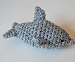 http://www.popsdemilk.com/wp-content/uploads/2014/04/Dolphin-Amigurumi-Pattern.pdf