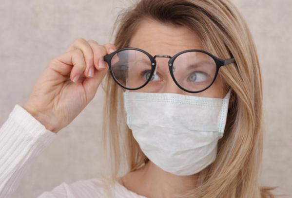 Έξι... κόλπα για να μη θολώνουν τα γυαλιά σου όταν φοράς μάσκα!