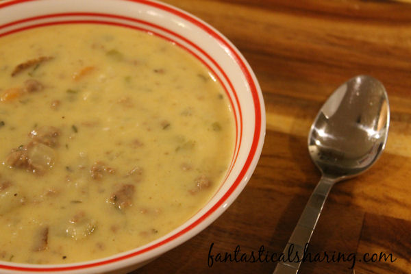 Cheeseburger Soup // This creamy soup is wonderful, creamy, and the perfect meal to sit down and enjoy on a cold winter day. #recipe #soup #beef