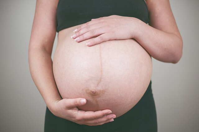 كيفية التعامل مع علامات التمدد أثناء الحمل 