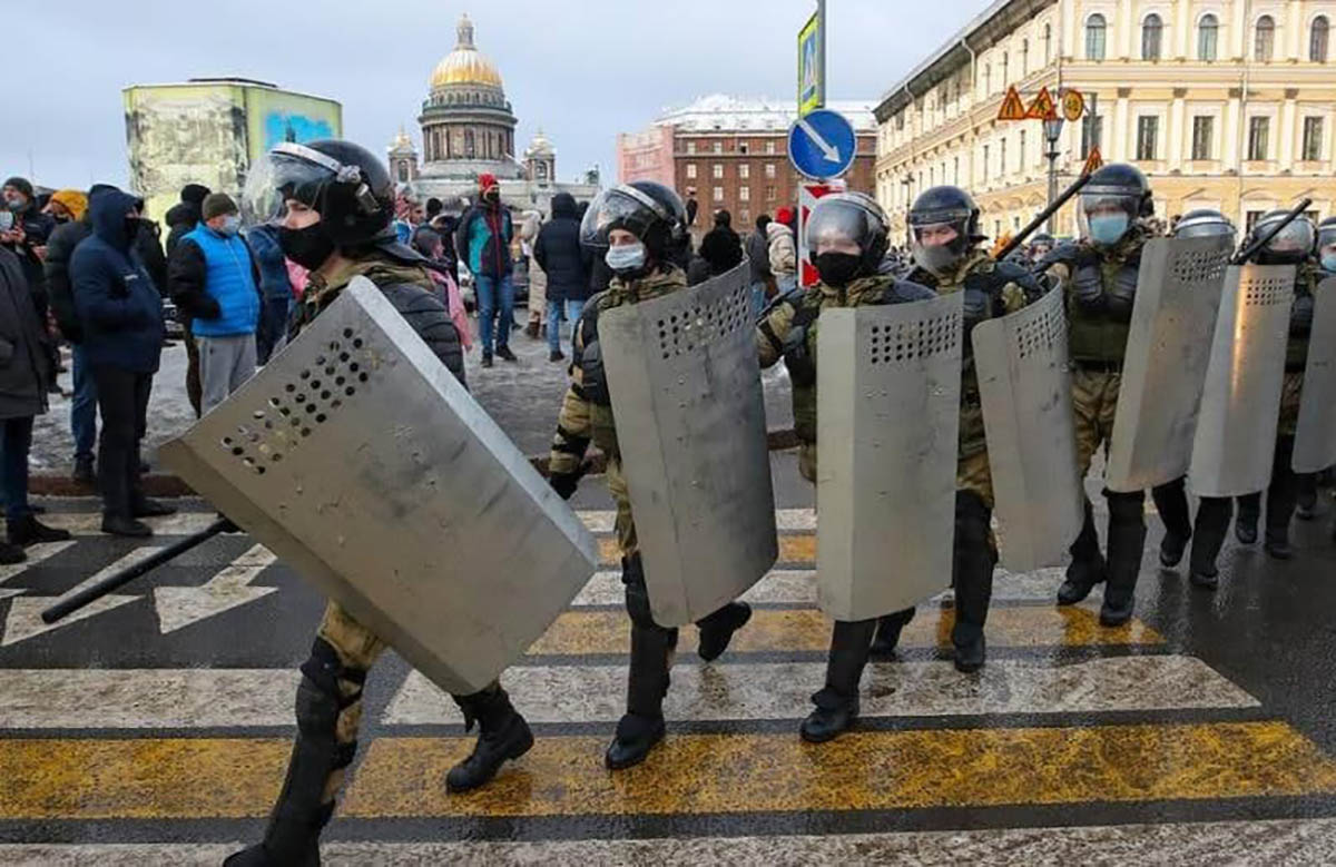 Почему ОМОНовцы бьют людей на митингах