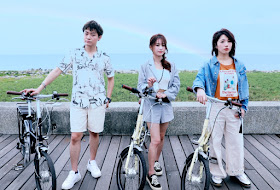 17LIVER鼓手木蘭（左起）小默兒，沐（沐涵）挑戰邊騎電力輔助自行車邊直播互動游台東