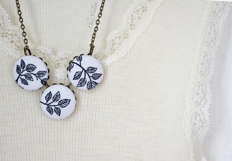 Collier en tissu noir et blanc motif feuilles romantiques - Black and white fabric necklace leaf romantic pattern