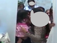 Karena Membawa "Indahan Pesta" 5 Bungkus Untuk Anaknya, Nai Ruddut Di Pukul Pihak Parpesta Karena Membawa "Indahan Pesta" 5 Bungkus Untuk Anaknya, Nai Ruddut Di Pukul Pihak Parpesta
