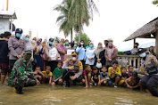 Kapolres Lhokseumawe Bantu Korban Banjir yang Belum Tersentuh Bantuan