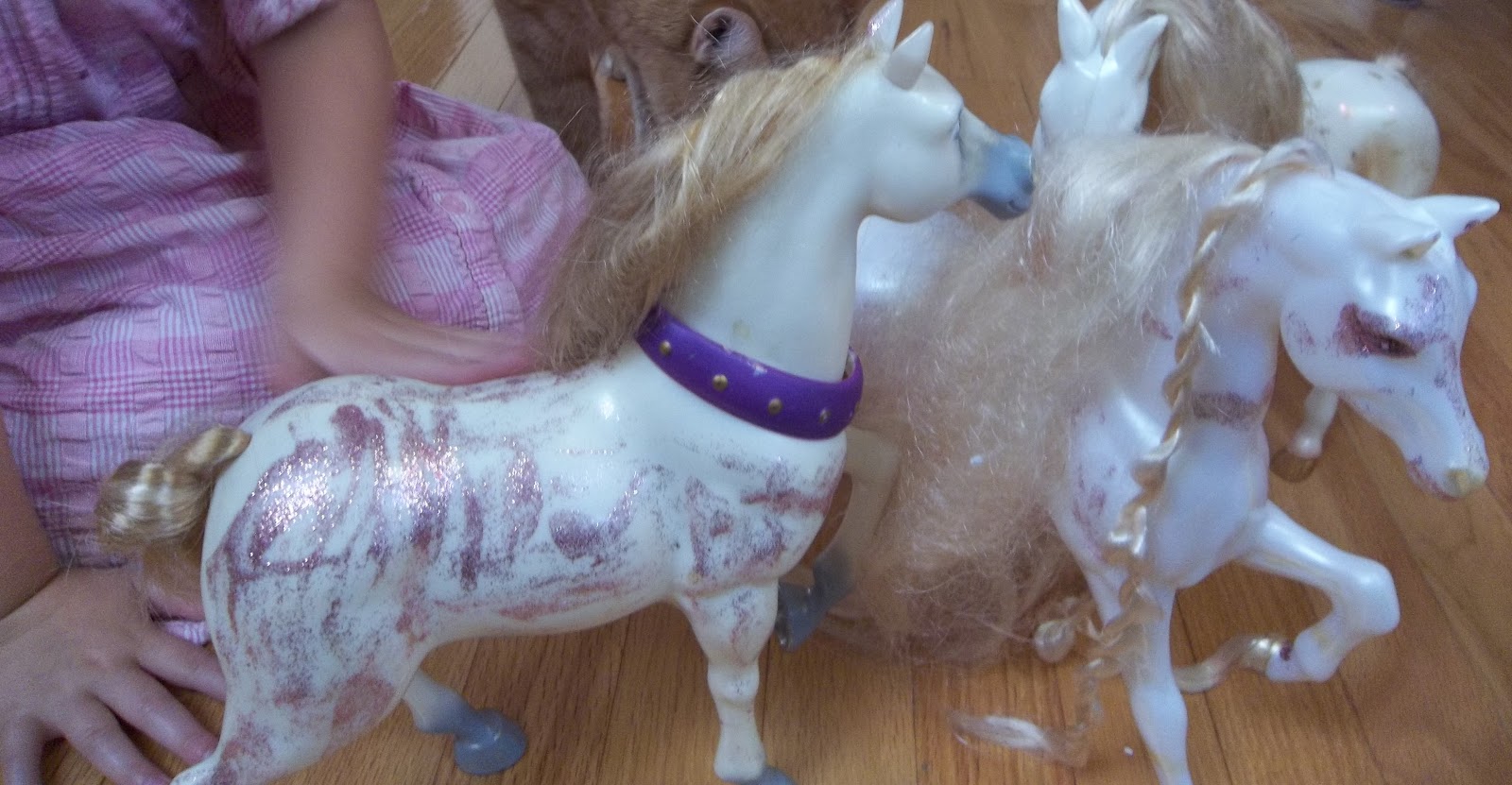 Round Stone Revival Glitter Painted Horses