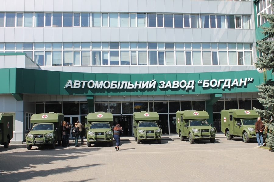 Вооруженные силы Украины получили первые десять санитарных автомобилей Богдан-2251 
