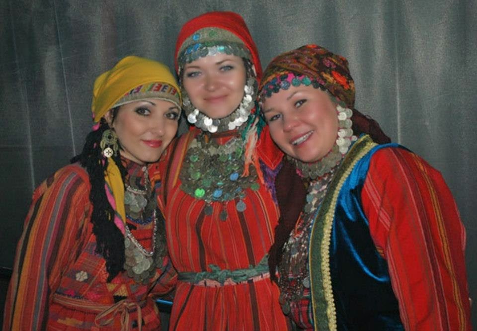 Удмуртский национальный головной убор айшон. Удмурты финно-угорский народ. Праздник гырон быдтон. Народы урала. Удмуртский «гырон быдтон».