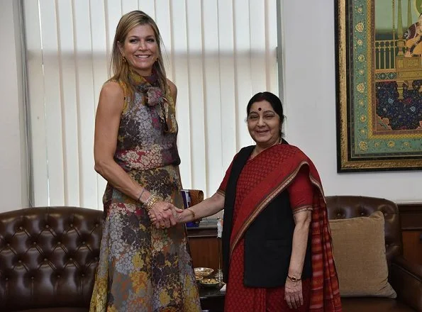 Queen Maxima met with External affairs minister Sushma Swaraj at the building of Ministry of Foreign Affairs. Taj Mahal Palace Hotel. Queen wore Natan dress