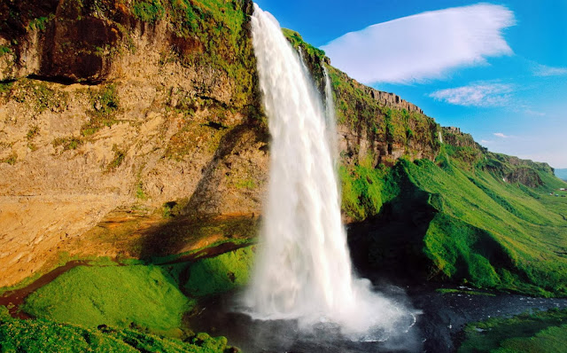 Groene rotsen met waterval Groene rotsen met waterval