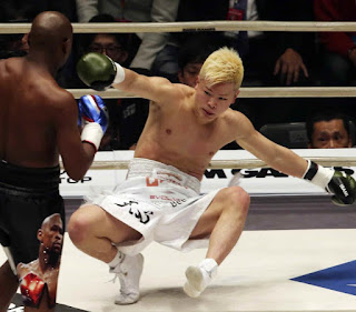 Mayweather gana por nocaut en su pelea de exhibición en Japón
