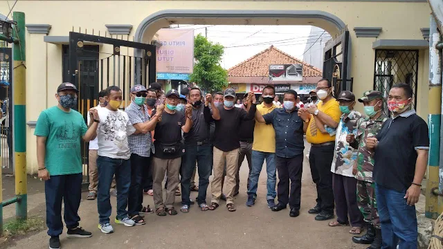 Warga menyambut gembira pembukaan kembali gerbang akses jalan cendana raya, yang diiringi hilangnya Covid-19 di wilayah ini, ditandai dengan foto bersama tanpa menjaga jarak