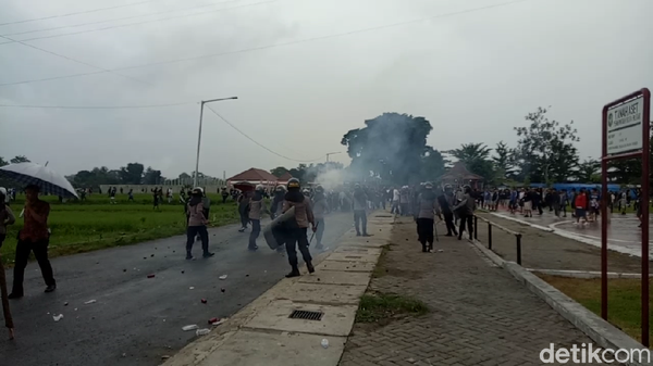 Massa Bonek Bentrok dengan Aremania, Polisi Bubarkan dengan Gas Air Mata