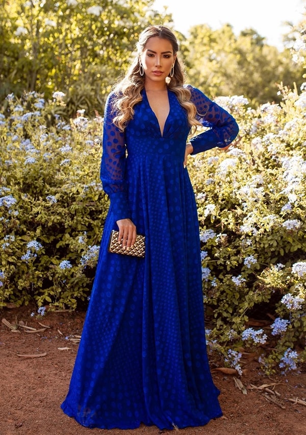 vestido de festa longo azul royal com estampa de poás bolinhas