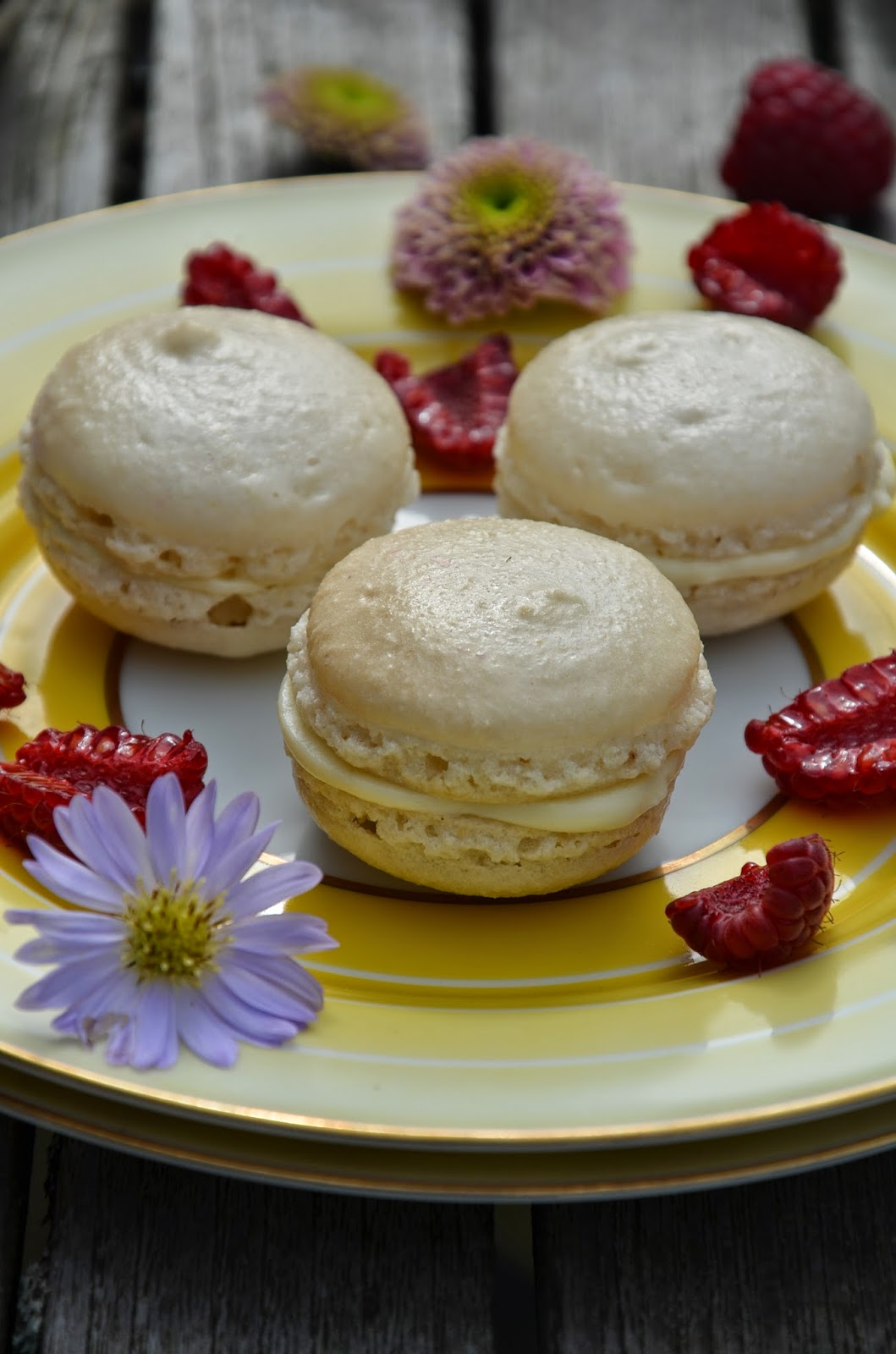 Macarons gefüllt mit weißer Ganache und Himbeeren
