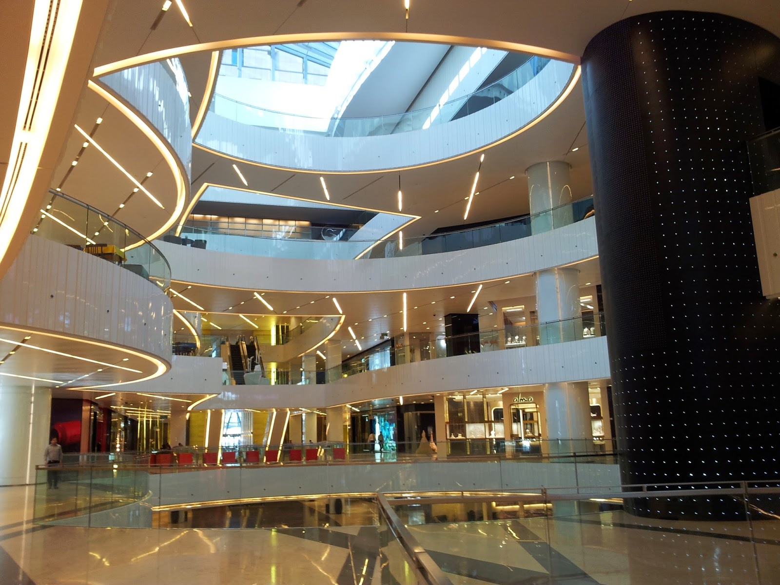 Молл в рас аль. Аль ХАМРА Молл. Al Hamra Mall торговый центр. Аль ХАМРА Молл рас Аль Хайма. Аль ХАМРА Молл магазины.