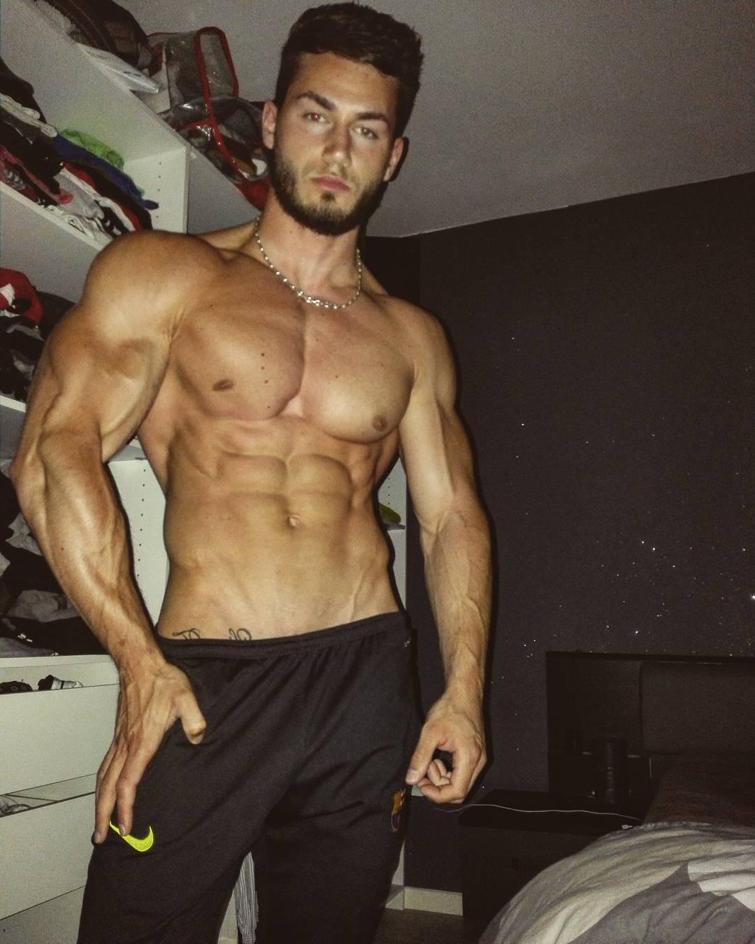 barechested-hunk-nicolas-gomez-fit-body-photos