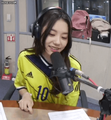 [연예] [움짤]         축구 유니폼 입은 김소혜 -  와이드섬