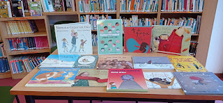 Expo bibliográfica na Biblioteca Mª José Trincado (Mera): "O apoio incondicional das nosas nais e pais é o mellor lugar para crecer"