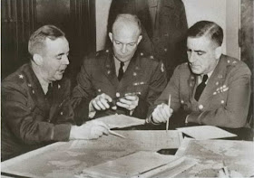 Генерал Эйзенхауэр (в центре) занят планированием. Возможно, даже по матрице)))
