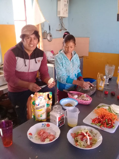 Mittagessen im Pfarrhaus mit Gemüse. Die Köche Huguito mit Frau