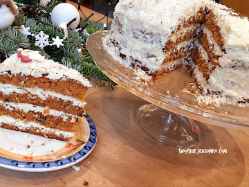 Zimowy tort marchewkowo - piernikowy z bakaliami i białą czekoladą - Zobacz przepis »